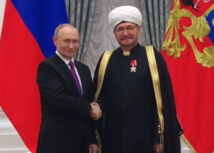 Владимир Путин награждает муфтия Гайнутдина орденом «За доблестный труд», ноябрь 2025 г.
