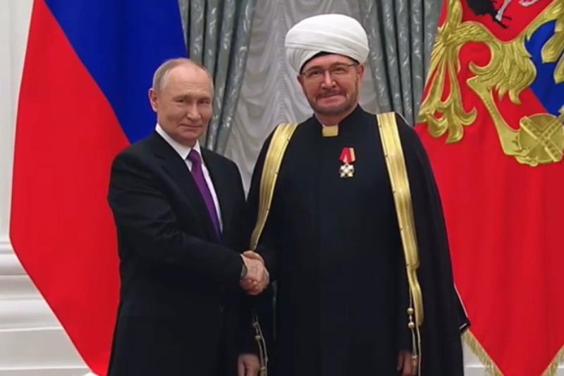 Владимир Путин награждает муфтия Гайнутдина орденом «За доблестный труд», ноябрь 2025 г.